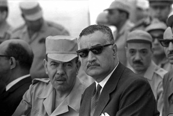 الرئيس جمال عبد الناصر وبجواره وزير الحربية محمد فوزى